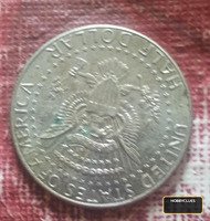Thailand 5 Baht Old Coin with King Bhumibol and Temple